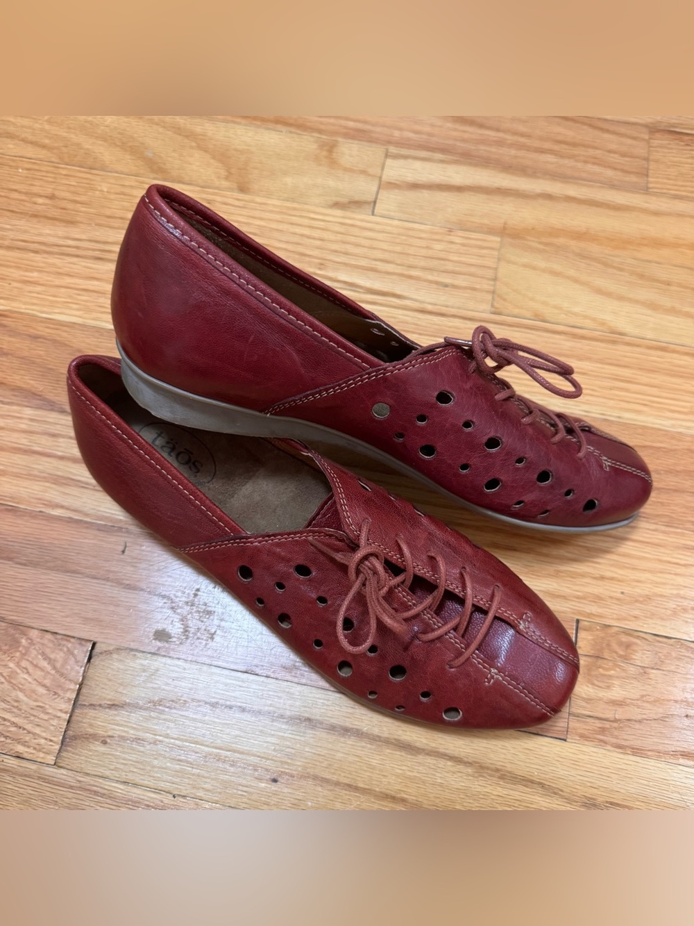 Taos Footwear Circles Deep Red Leather cut out shoes 39/8.5